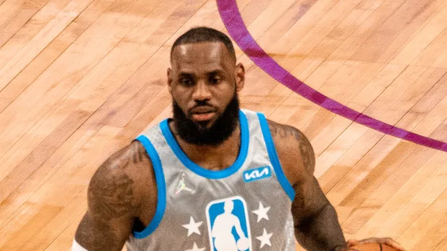 LeBron James in azione durante una partita NBA