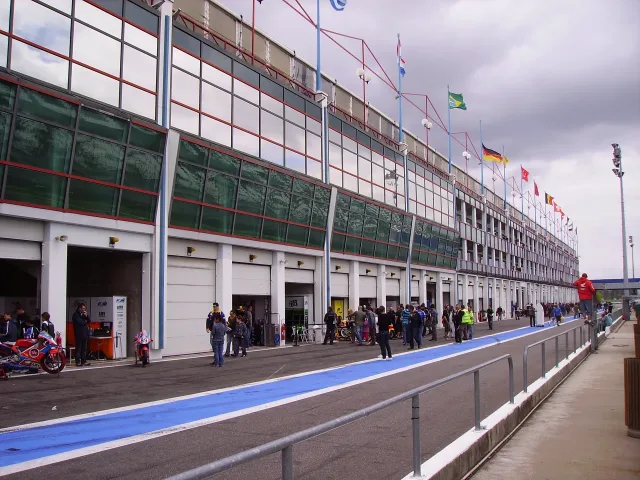 Il rettilineo dei box del Circuito di Nevers Magny-Cours, sede di partenza della tappa 12 del Tour de France 2026