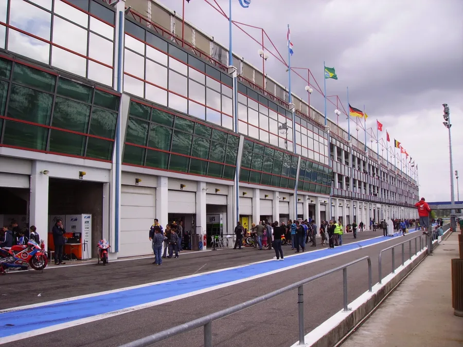Il rettilineo dei box del Circuito di Nevers Magny-Cours, sede di partenza della tappa 12 del Tour de France 2026