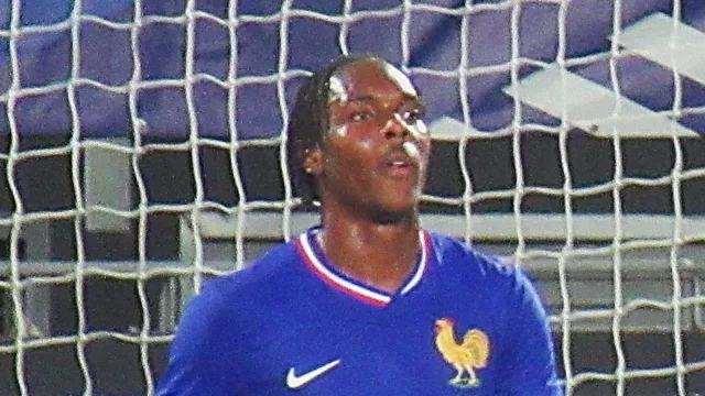 Mathys Tel in campo con la Francia Under 21 davanti alla porta