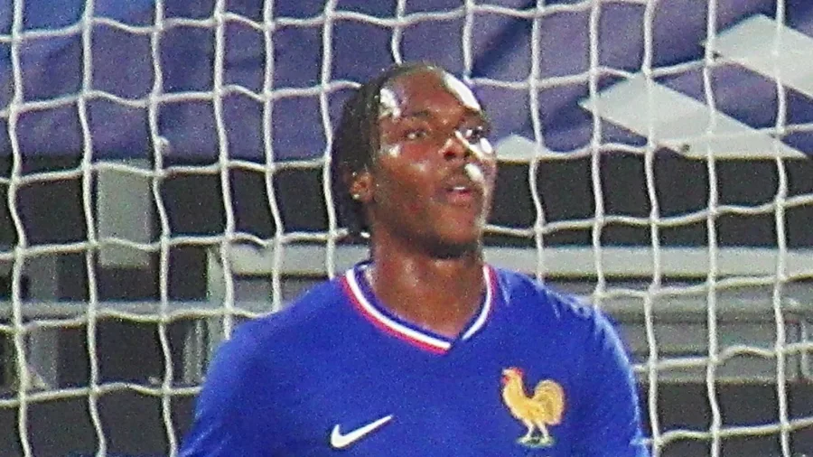 Mathys Tel in campo con la Francia Under 21 davanti alla porta