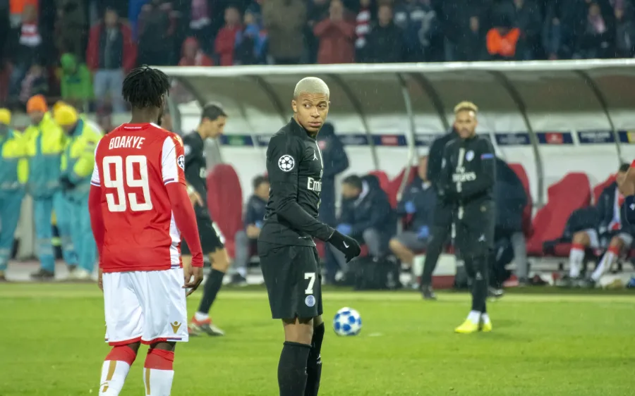 Kylian Mbappe in azione prima di Francia-Inghilterra per il terzo posto mondiale