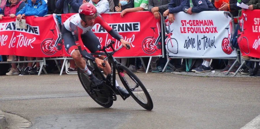 Brandon McNulty in curva durante una tappa del Tour de France