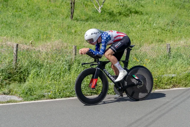 Brandon McNulty in posizione aerodinamica durante una cronometro
