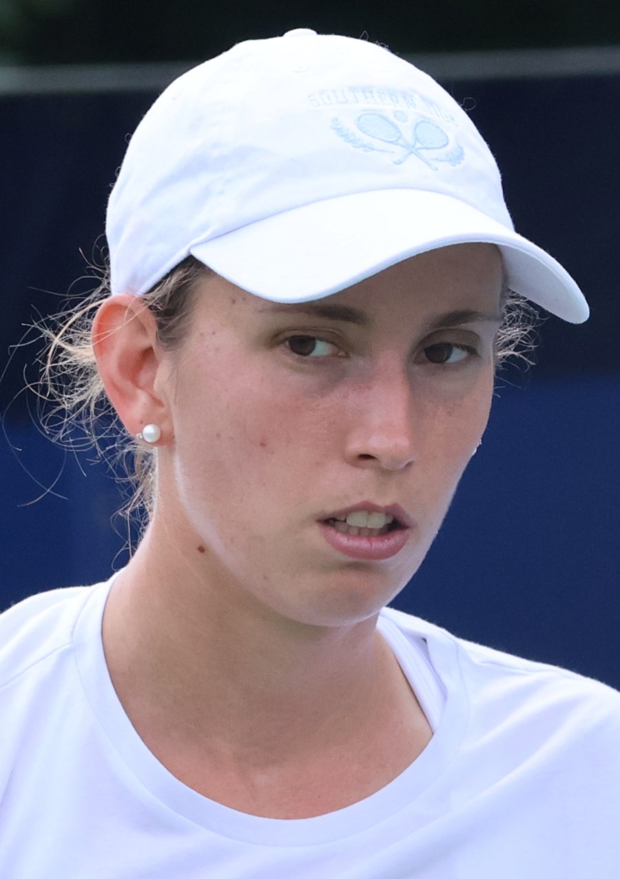 Elise Mertens in campo durante un torneo WTA