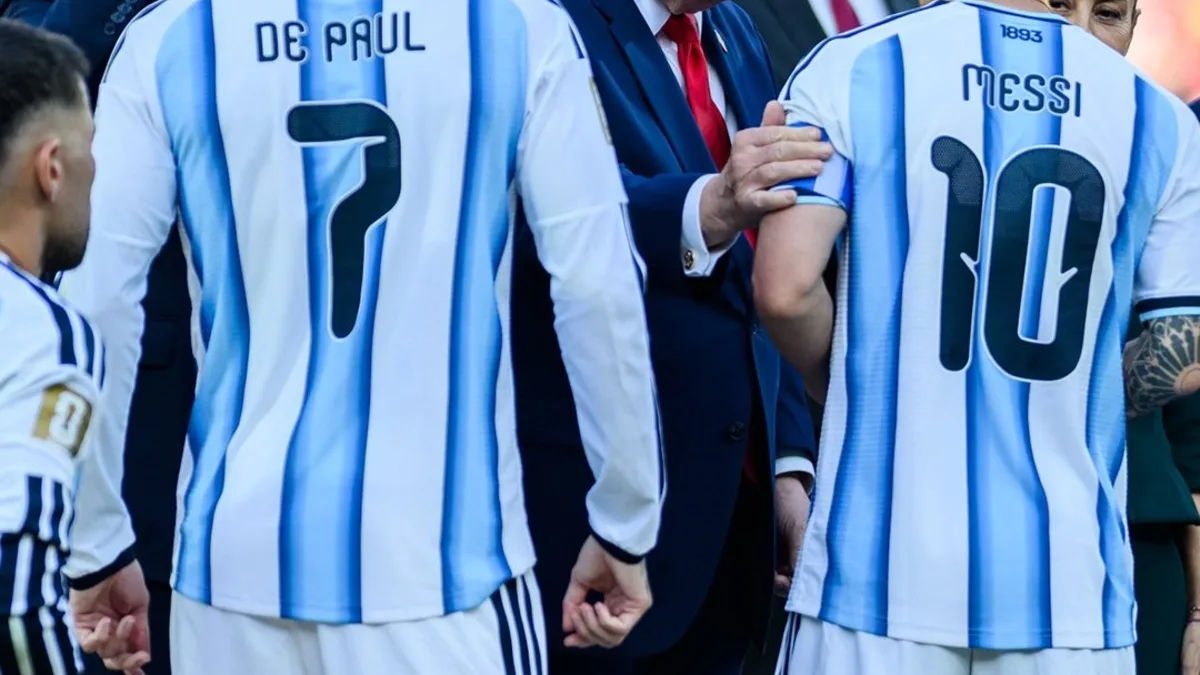Messi e De Paul con la maglia dell Argentina durante la premiazione mondiale 2026
