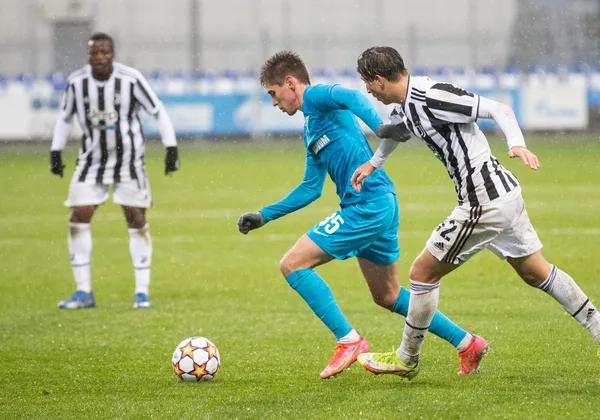 Fabio Miretti in azione con la maglia della Juventus