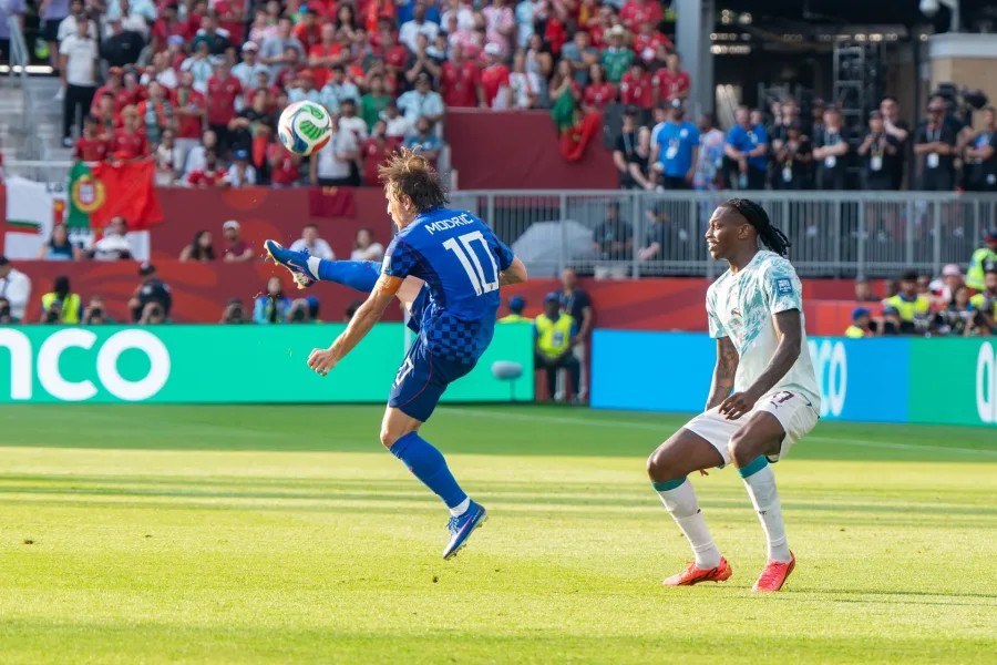 Luka Modric controlla il pallone davanti a Rafael Leao