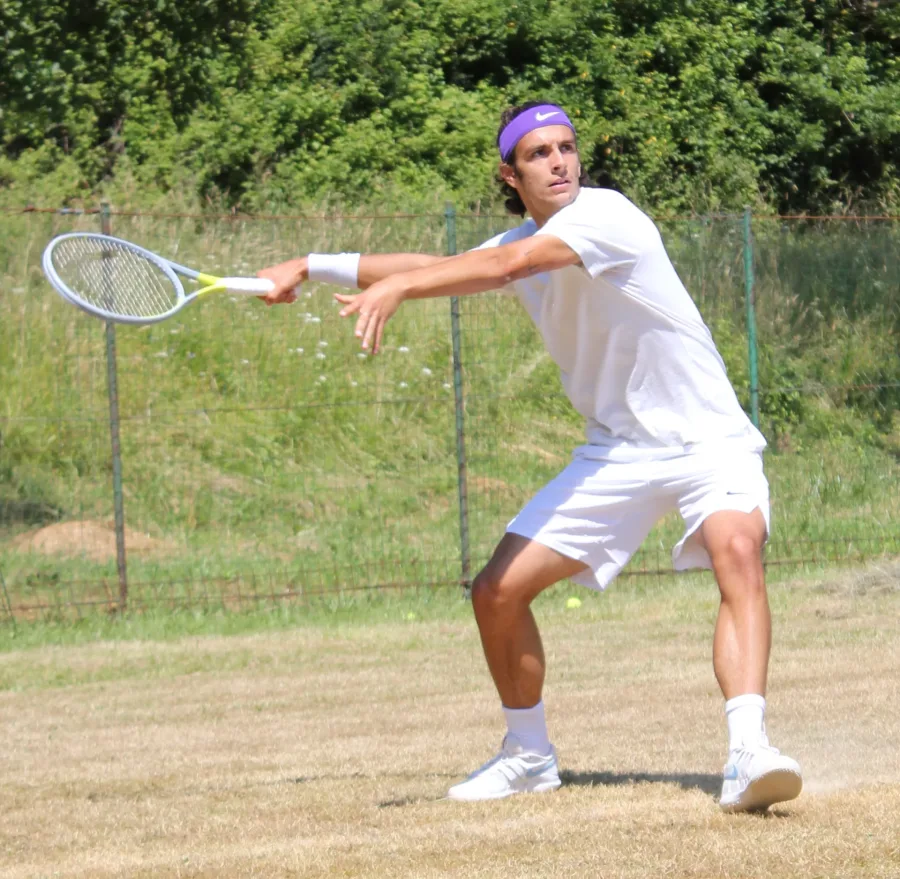 Lorenzo Musetti in azione durante un match di tennis
