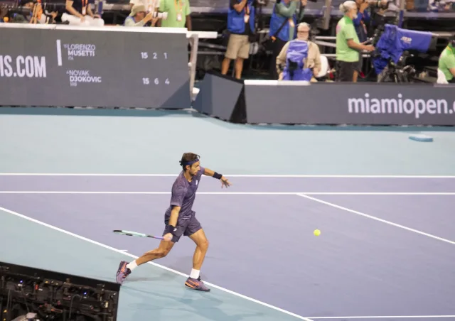 Lorenzo Musetti colpisce di dritto su cemento durante un match ATP