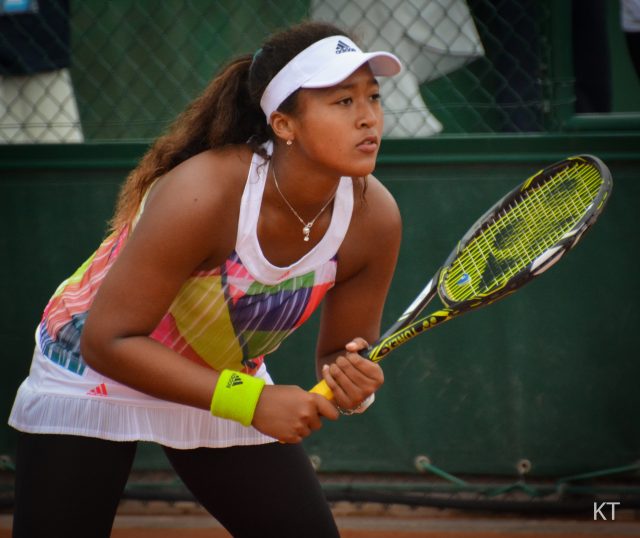 Naomi Osaka colpisce un rovescio durante un match di tennis