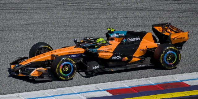 Lando Norris in pista con la McLaren 2026