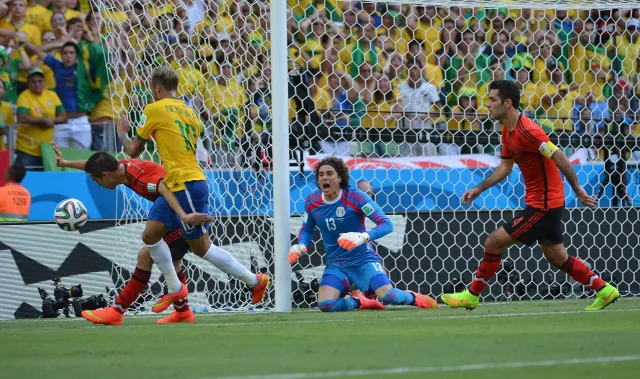 Guillermo Ochoa in porta con il Messico durante Brasile-Messico ai Mondiali 2014