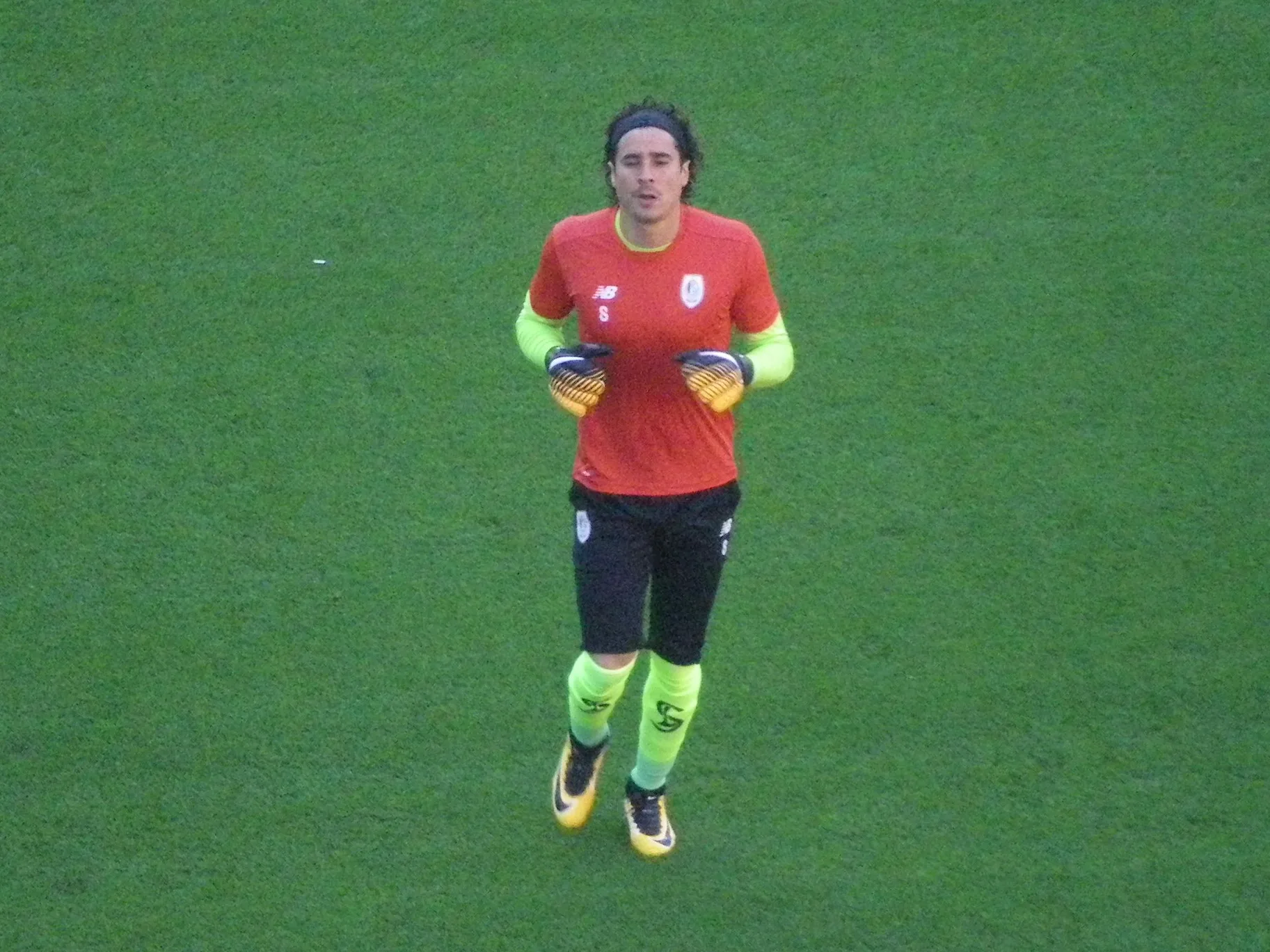Guillermo Ochoa in riscaldamento con lo Standard Liegi