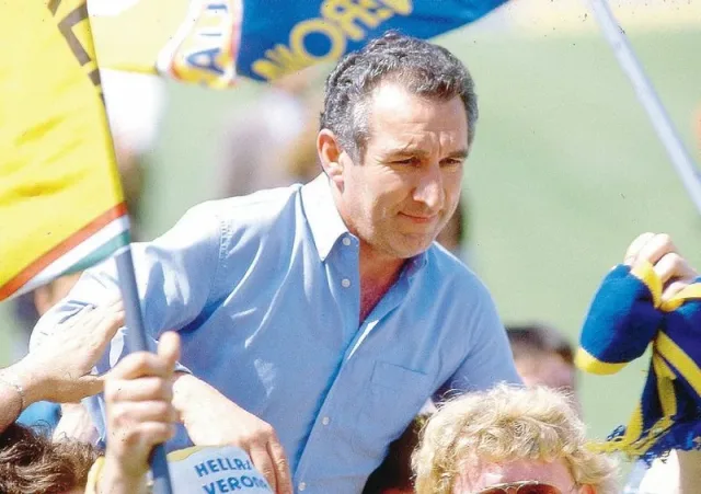 Osvaldo Bagnoli portato in trionfo dai tifosi del Verona dopo lo scudetto del 1985