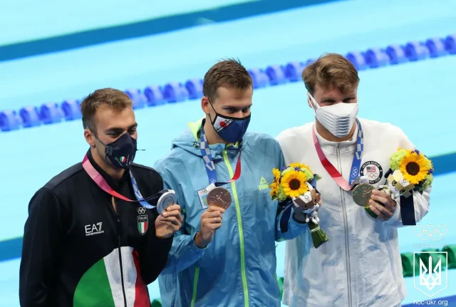 Gregorio Paltrinieri con la medaglia olimpica negli 800 stile libero