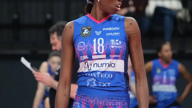 Paola Egonu con la maglia numero 18 durante una partita di volley