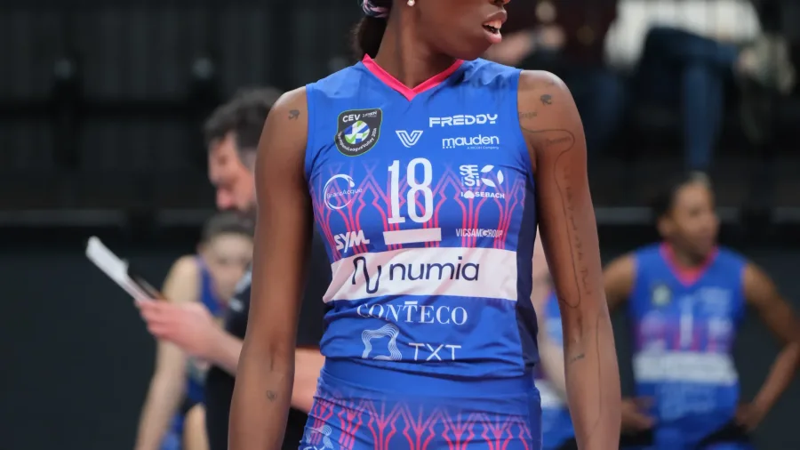 Paola Egonu con la maglia numero 18 durante una partita di volley