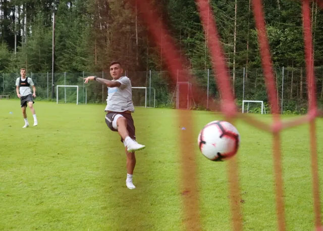 Leandro Paredes in allenamento con il pallone