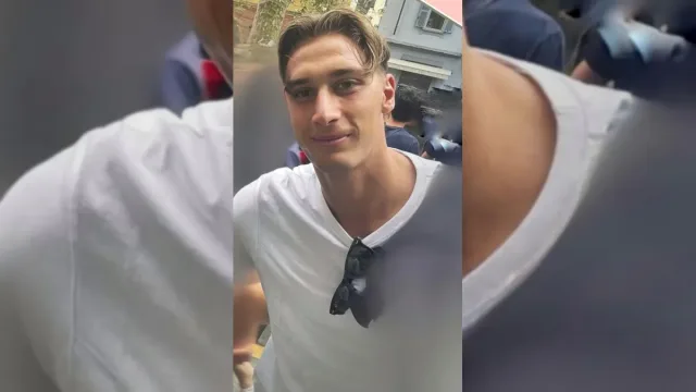 Francesco Pio Esposito, attaccante dell Inter, ritratto tra i tifosi
