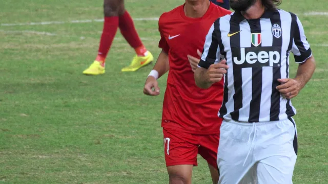 Andrea Pirlo in azione con la Juventus durante una partita