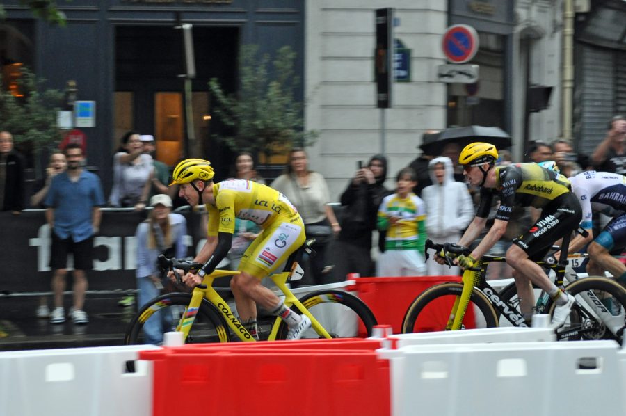 Tadej Pogacar in maglia gialla durante il Tour de France