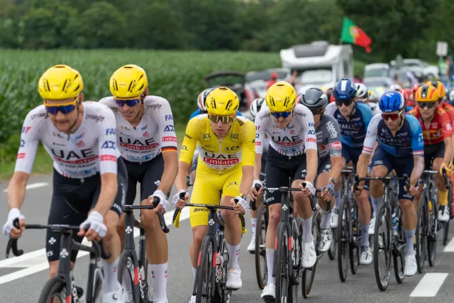 Tadej Pogacar in maglia gialla davanti al gruppo con la UAE Team Emirates al Tour de France