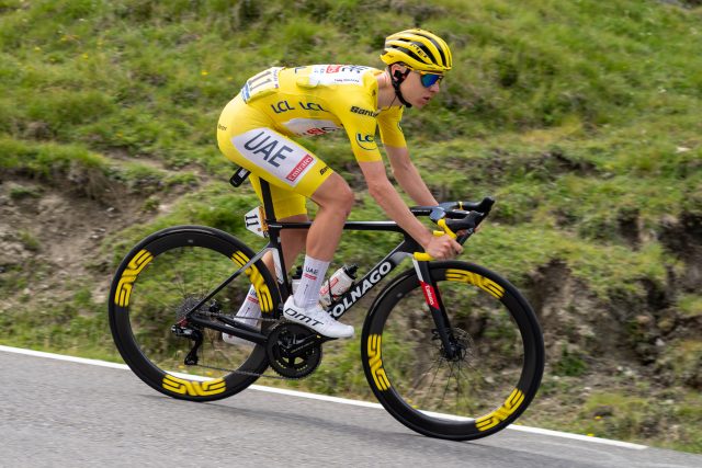 Tadej Pogacar in maglia gialla durante il Tour de France