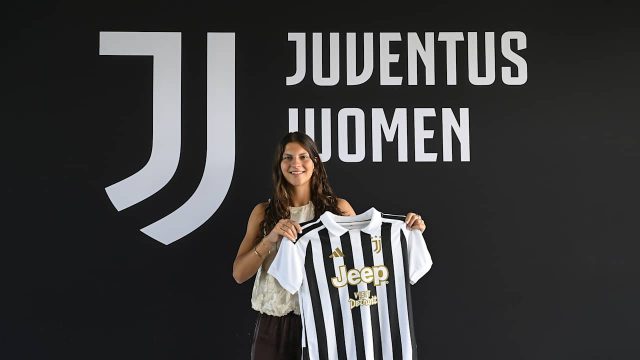 Danique Noordman posa con la maglia della Juventus Women