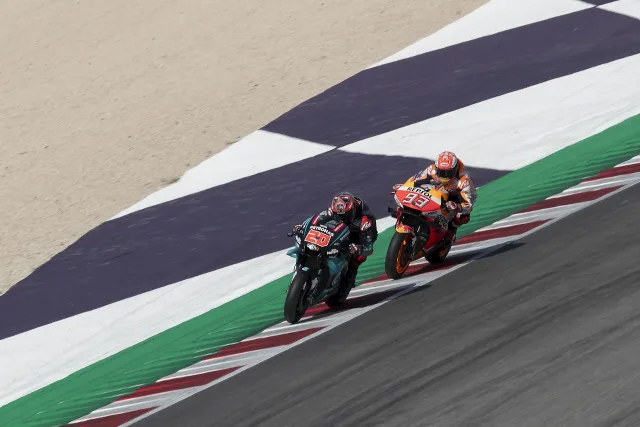 Fabio Quartararo in pista davanti alla Honda di Marc Marquez a Misano
