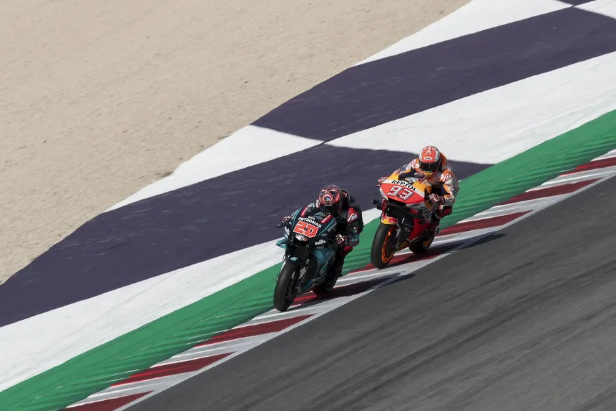 Fabio Quartararo in pista davanti alla Honda di Marc Marquez a Misano