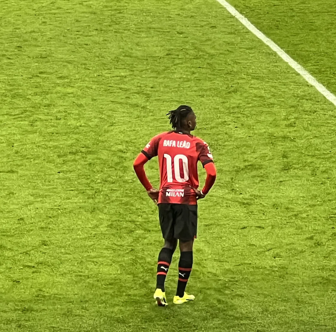 Rafael Leao con la maglia del Milan durante una partita europea