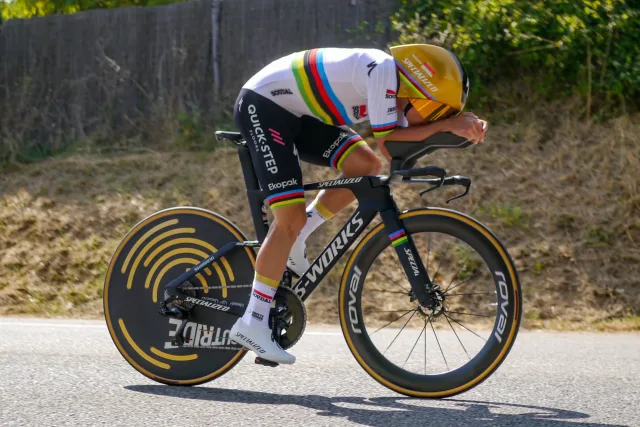 Remco Evenepoel in posizione aerodinamica durante una cronometro