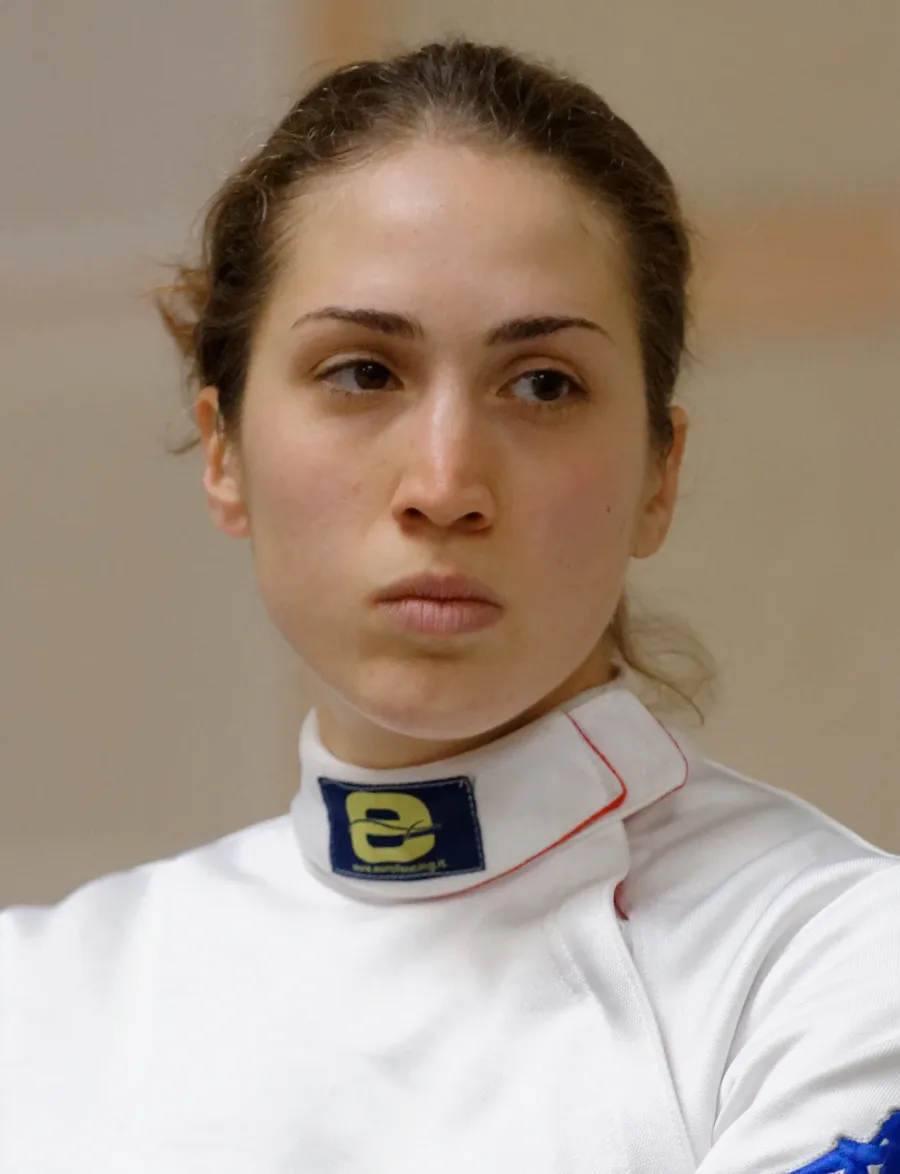 Giulia Rizzi in tenuta da spada durante una gara internazionale