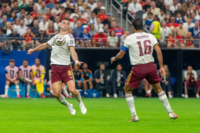 Rodri riceve palla da Fabian Ruiz con la maglia della Spagna al Mondiale 2026