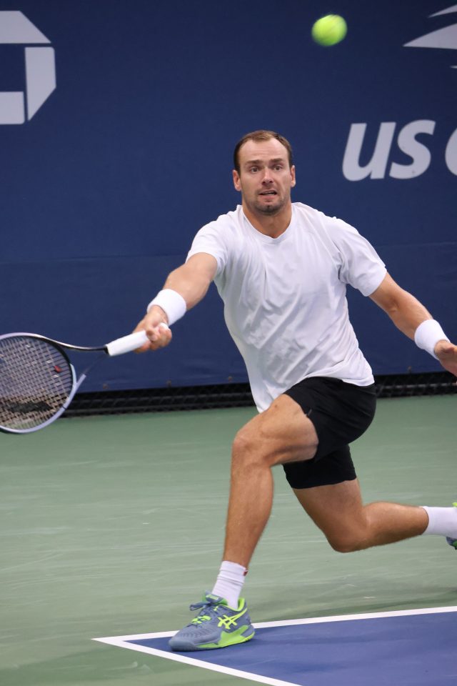 Roman Safiullin in campo durante un match di tennis