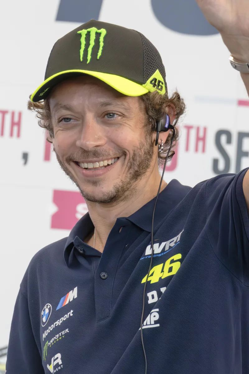 Valentino Rossi con abbigliamento Team WRT e BMW Motorsport