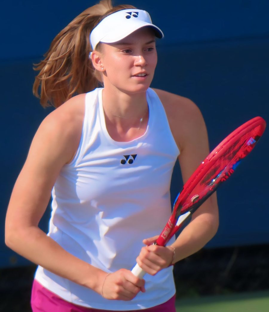 Elena Rybakina durante un match di tennis