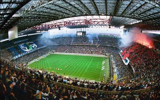 Lo stadio San Siro durante un derby di Milano con coreografie sugli spalti