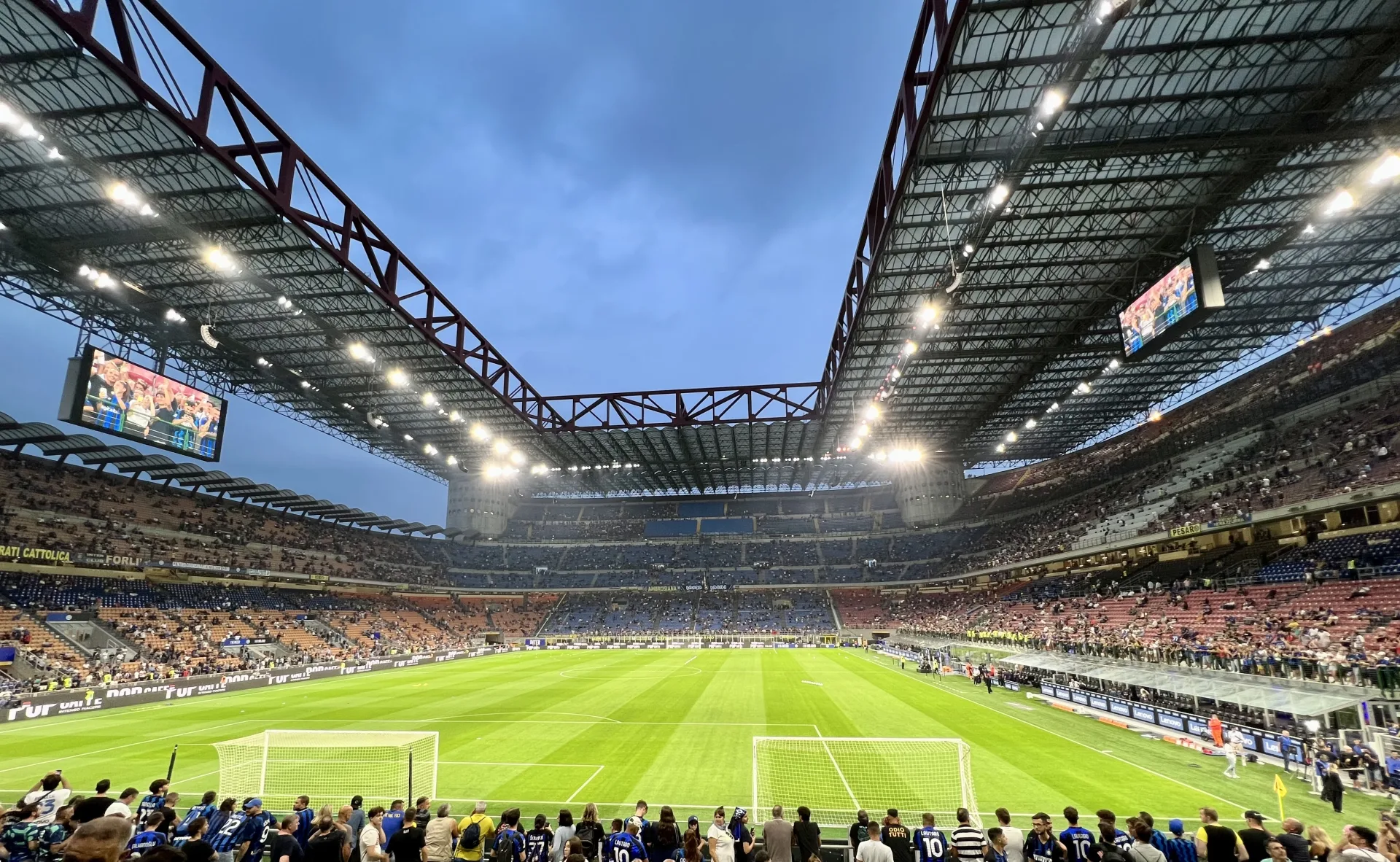 Lo stadio San Siro durante una partita serale