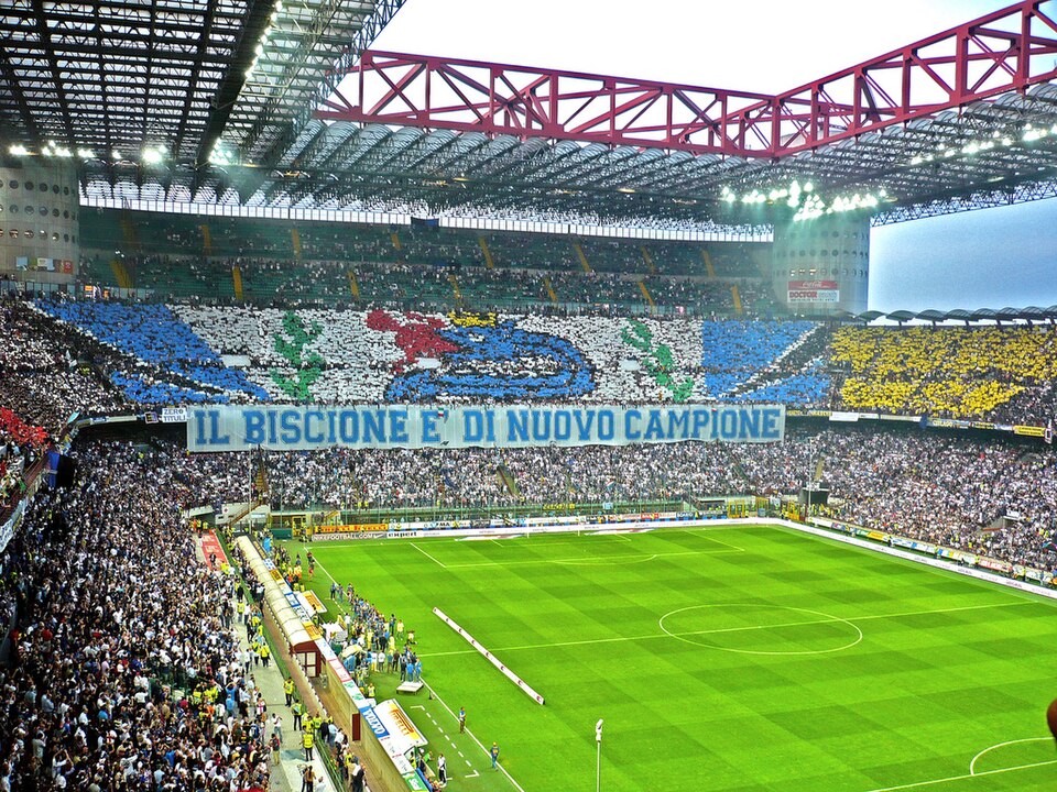 Tifosi dell Inter sugli spalti di San Siro durante una partita
