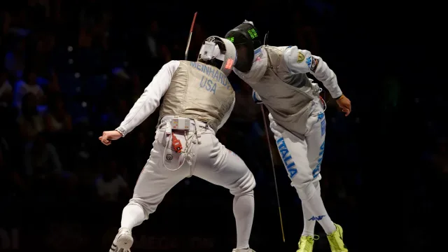 Assalto di scherma con atleta italiano in pedana durante un campionato mondiale