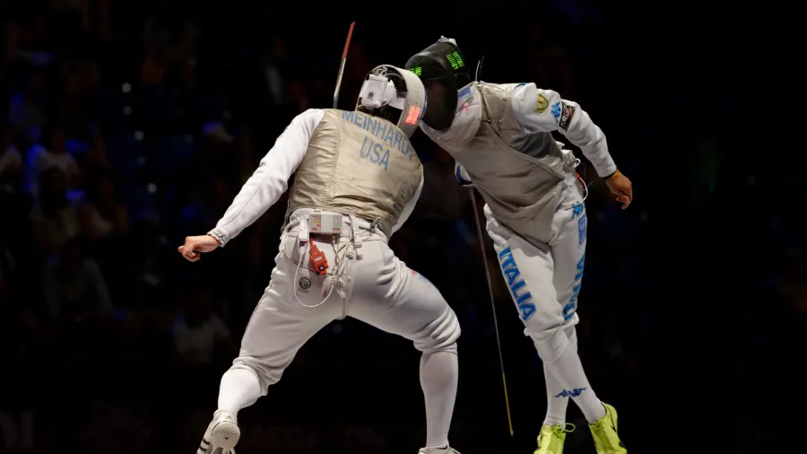 Assalto di scherma con atleta italiano in pedana durante un campionato mondiale