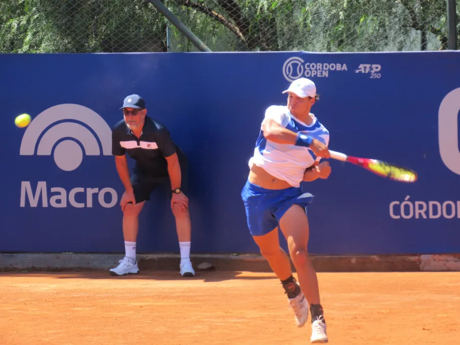 Luciano Darderi colpisce un diritto sulla terra, immagine scelta per il quarto ATP di Bastad