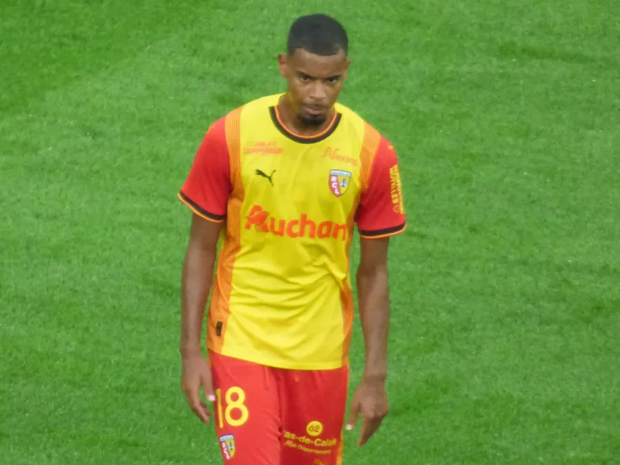 Andy Diouf in campo durante un test amichevole con il Lens