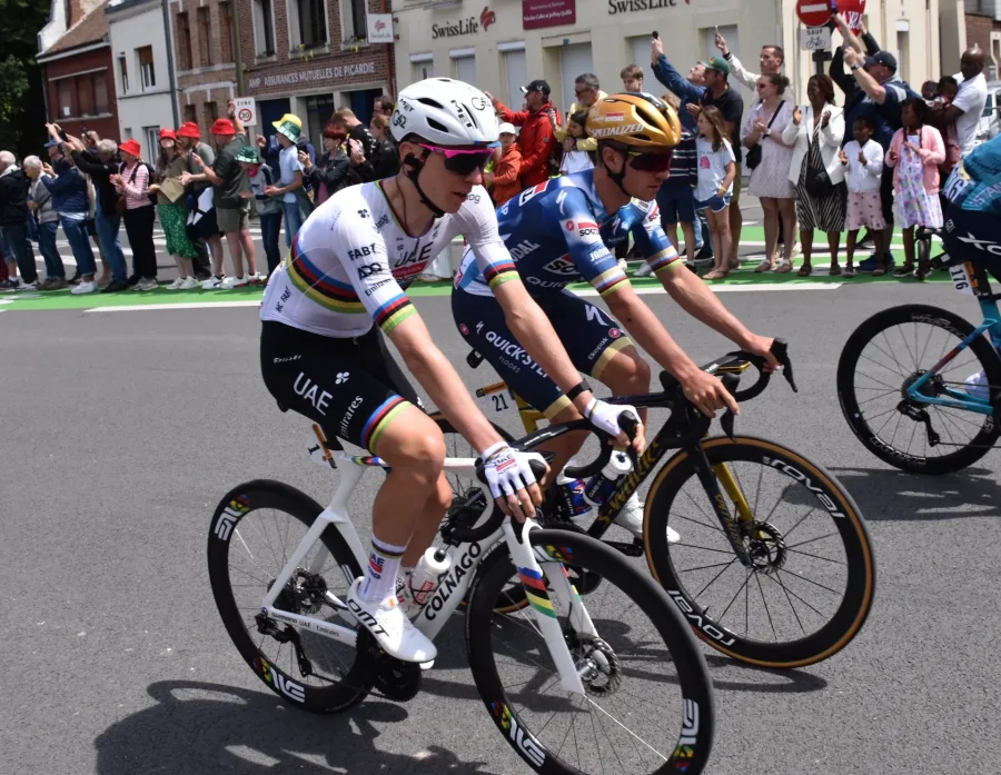 Tadej Pogacar e Remco Evenepoel pedalano nel gruppo del Tour de France