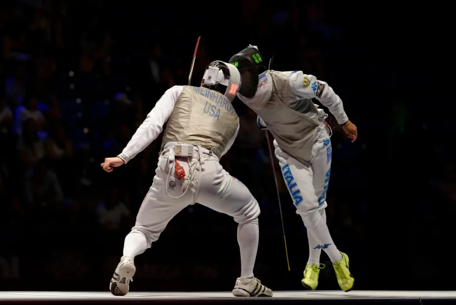 Atleta italiano di fioretto in azione durante una finale mondiale di scherma