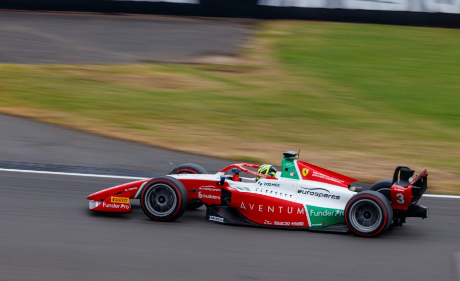 Monoposto in pista a Silverstone durante un weekend internazionale
