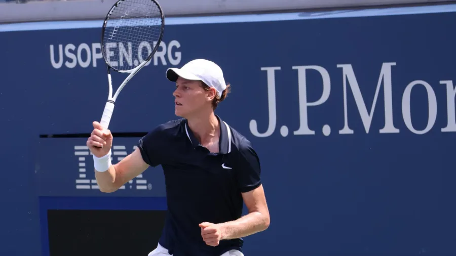 Jannik Sinner in campo, primo qualificato alle ATP Finals 2026