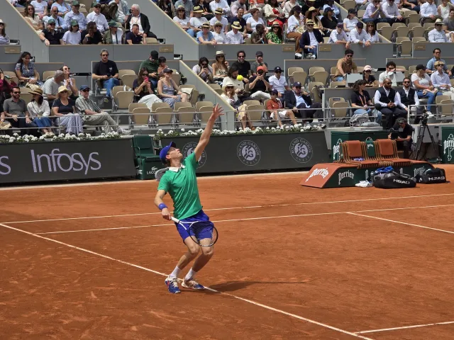 Jannik Sinner serve durante un match al Roland Garros 2025